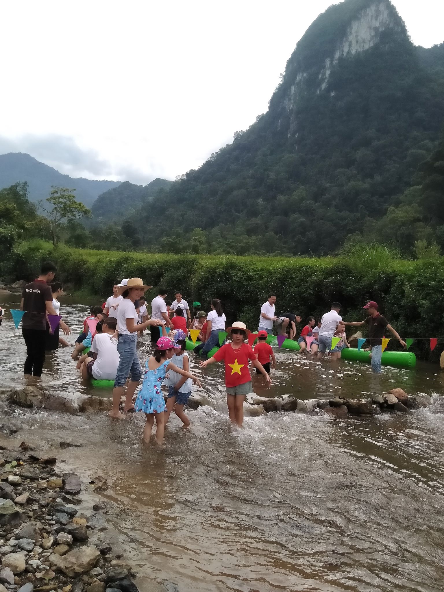 Cho tre trai nghiem Xuan Son 1